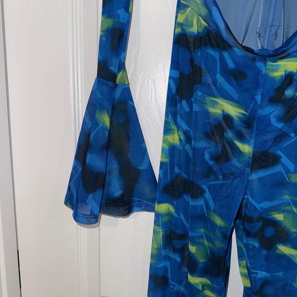 Fashion Nova Floral Flared pants - Picture 3 of 4